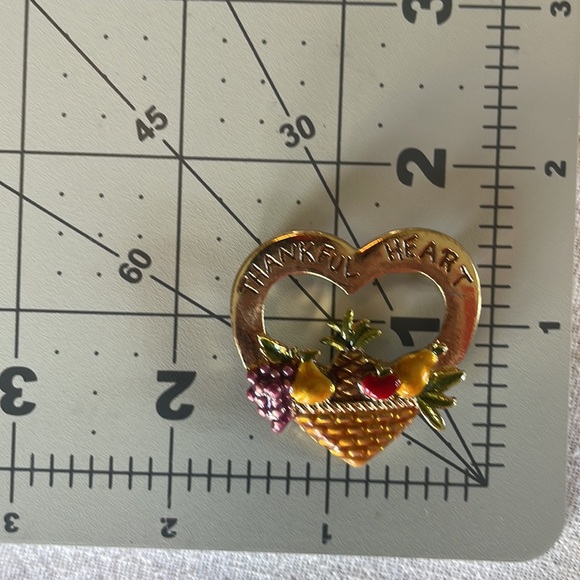 Thankful Heart gold-toned, heart shaped fruit basket brooch - Picture 4 of 6